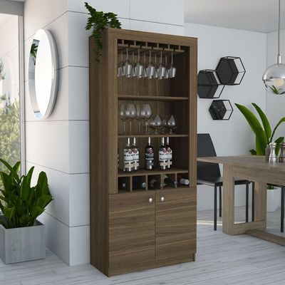 Bar przemysłowy, róg, szafa z stojakami wina, z drewnianymi półkami