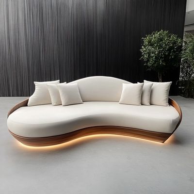 Meble z podwójnym siedziskiem w stylu z tuftowanym oparciem, biała sofa typu love seat z drewnianym okrągłym księżycowym poduszką z tkaniny, obowiązkowa pozycja w hotelu